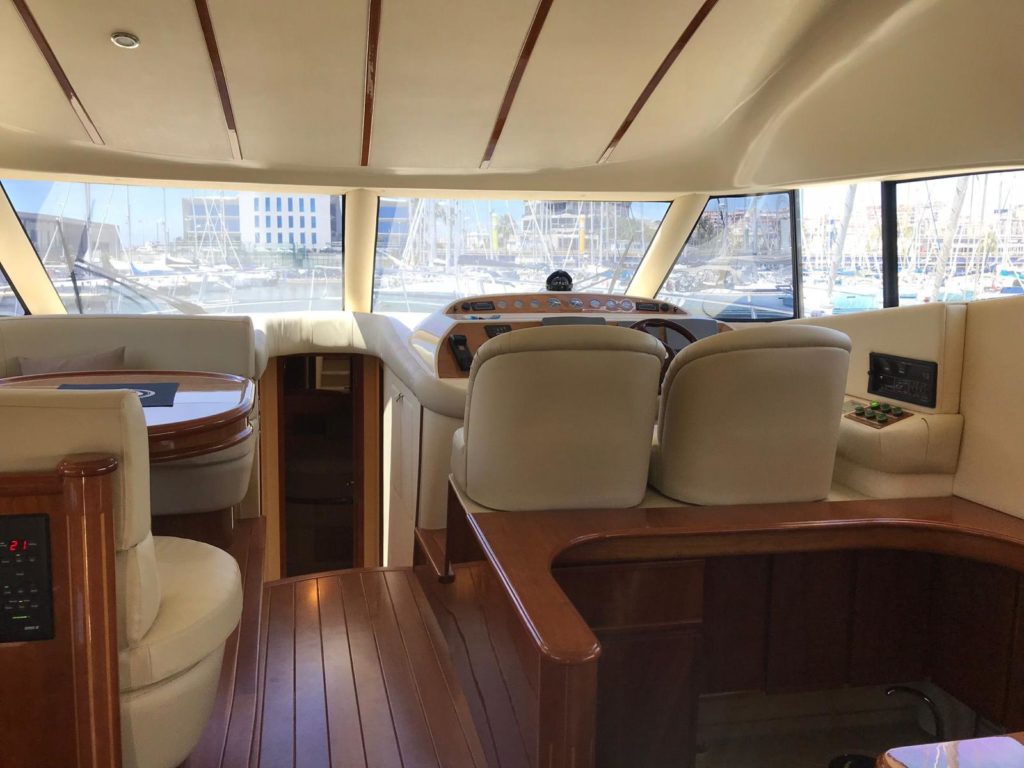 Location de bateau 
Intérieur Roadman 56 (espace de pilotage)